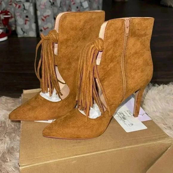 NWB CAMERON HEELED BOOTIES IN FAUX SUEDE - Picture 1 of 6